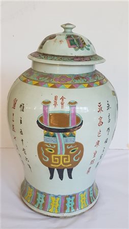 Potiche in porcellana con coperchio decorata con oggetti arcaicizzanti 
Cina, s