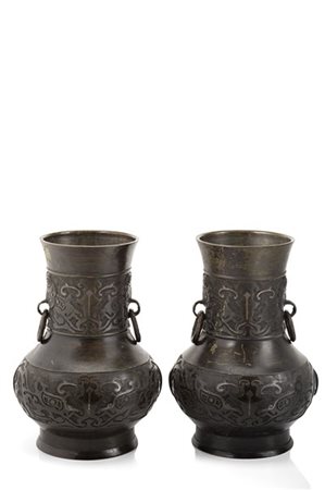 Coppia di vasi in bronzo con anse ad anelli, decorati con bande parallele a mot