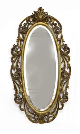 Specchiera ovale con cornice in legno intagliato e traforato a volute vegetali