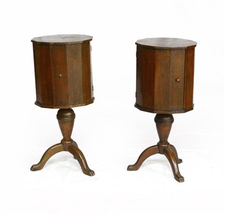 Coppia di comodini di forma dodecagonale ad un'anta, gamba tornita terminante a