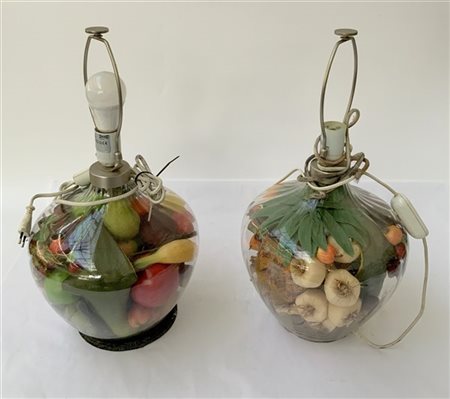 Coppia di vasi in vetro trasparente incolore montati a lampada riempiti con fru