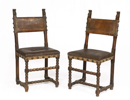 Coppia di sedie in noce stile rinascimentale, con gambe e traverse tornite rive