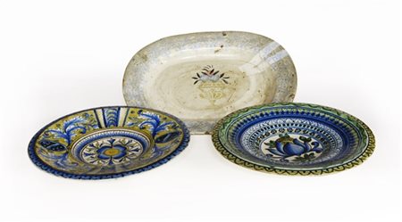 Lotto composto da una coppia di piatti firmati al retro F.V. Lodi e un vassoio