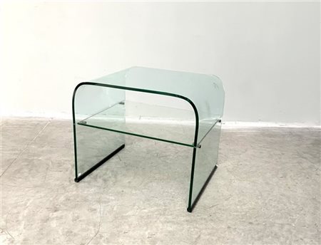 Tavolino da salotto a due ripiani in cristallo curvato. Italia, anni '80. (cm 5