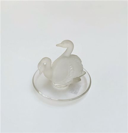 Lalique Bomboniera in vetro soffiato in stampo decorato con due cigni a tutto to