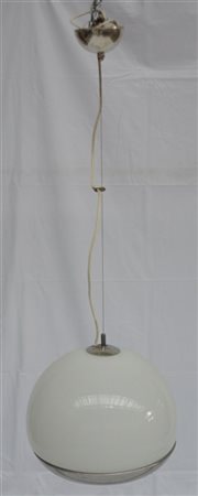 Lampada a sospensione con paralume in vetro soffiato incamiciato lattimo, strut