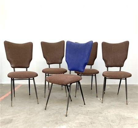 Lotto di cinque sedie con struttura in metallo nero, seduta e schienale imbotti