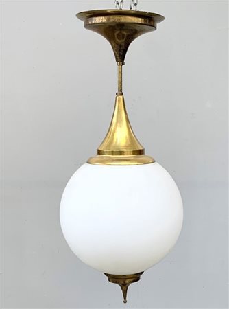 Lampada a sospensione in ottone con diffusore sferico in vetro incamiciato latt
