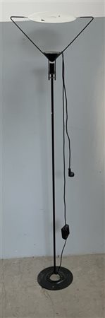 Lampada alogena da terra con fusto smaltato nero e paralume a disco basculante.