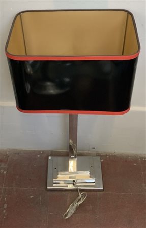 Lampada da tavolo a una luce con fusto in metallo e paralume in plastica nera.