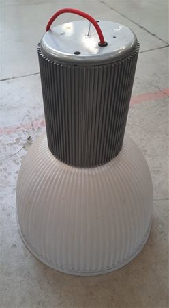 Lampada da soffitto con struttura in metallo e paralume in plastica zigrinata.