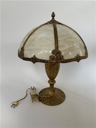 Lampada da tavolo con struttura in fusione metallica patinata, paralume in vetr