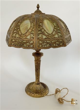 Lampada da tavolo con struttura in fusione metallica patinata, paralume in vetr