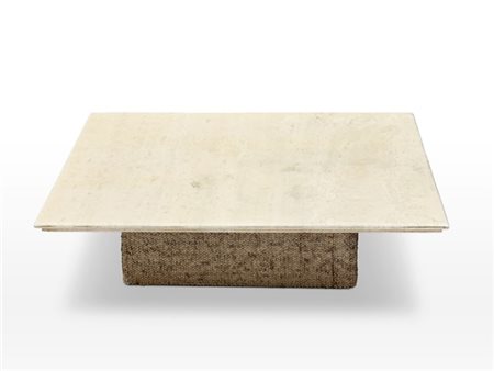 Tavolo da salotto con piano in travertino e base rivestita in lana. Italia, ann