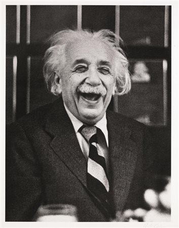 Ruth Orkin (Boston 1921 - New York 1985) ALBERT EINSTEIN DURANTE UN PRANZO...