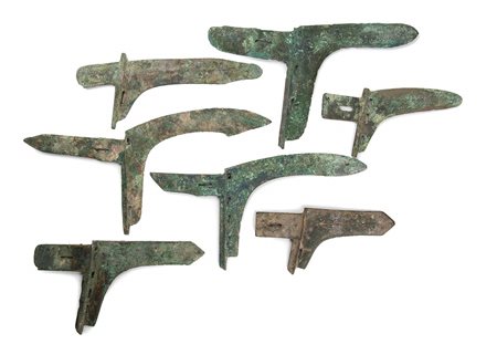 SETTE  LAME DI ASCIA-DAGA IN BRONZO, GE<br>Cina, fine dinastia Shang – inizio dinastia Zhou