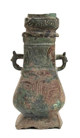CONTENITORE RITUALE TRIPODE DA VINO CON COPERCHIO IN BRONZO, FANGHU<br>Cina, dinastia Zhou Orientali, VII secolo a.C