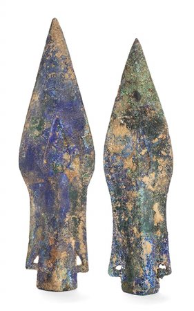 DUE PUNTE DI LANCIA IN BRONZO CON AZZURRITE, MAO<br>Cina, dinastia Zhou