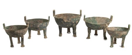 COMPLETO DI CINQUE CONTENITORI RITUALI TRIPODI IN BRONZO CON ISCRIZIONE, DING<br>Cina, dinastia Han