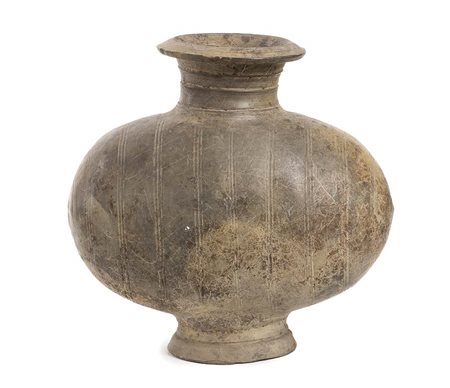 VASO OVALE IN CERAMICA INVETRIATA, JIANXINGHU<br>Cina, dinastia Han