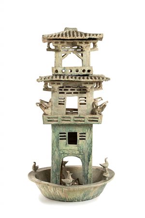 GRANDE MODELLO DI TORRE DI GUARDIA IN CERAMICA INVETRIATA IN VERDE<br>Cina, dinastia Han Orientali