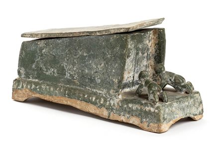 SCULTURA FUNERARIA DI MODELLO DI TOMBA CON FIGURE ORANTI  IN CERAMICA INVETRIATA<br>Cina, probabilmente dinastia Han 