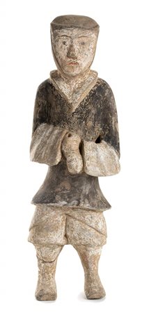 SCULTURA FUNERARIA DI ALFIERE STANTE IN CERAMICA DIPINTA<br>Cina, dinastia Han