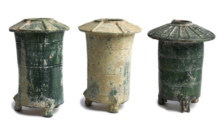 TRE MODELLI DI GRANAIO IN CERAMICA CON INVETRIATURA VERDE<br>Cina, Shaanxi-Henan, dinastia Han orientali