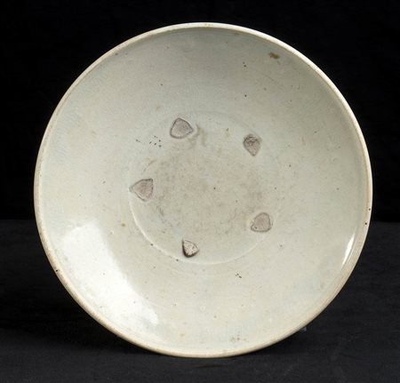 PIATTO IN CERAMICA CON INVENTRIATURA QINGBAI<br>Cina, probabilmente dinastia Song