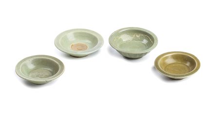 QUATTRO PIATTINI CON INVETRIATURA CÉLADON<br>Cina, dinastia Song/ Yuan