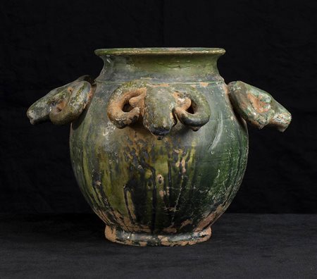 GIARA IN CERAMICA INVETRIATA CON TESTE DI ARIETE<br>Cina, probabilmente dinastia Liao