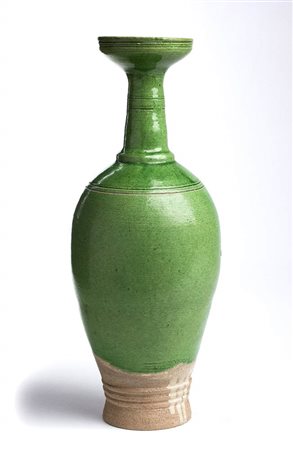 VASO A BOTTIGLIA IN CERAMICA CON INVETRIATURA VERDE<br>Cina, dinastia Liao