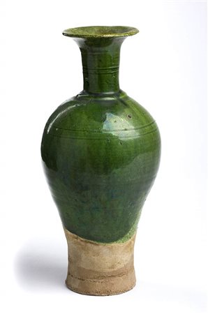 VASO A BOTTIGLIA IN CERAMICA CON INVETRIATURA VERDE<br>Cina, dinastia Liao 