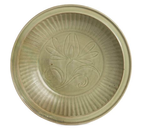 PIATTO IN CERAMICA DI LONGQUAN CON INVETRIATURA CÉLADON<br>Cina, dinastia Yuan