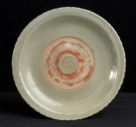 PIATTO IN CERAMICA CON INVETRIATURA CÉLADON<br>Cina, dinastia Ming