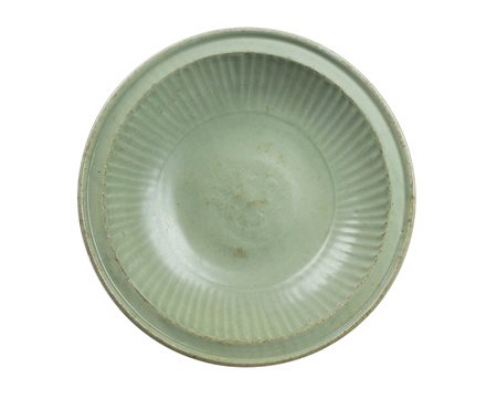 PIATTO IN CERAMICA DI LONGQUAN CON INVETRIATURA CÉLADON<br>Cina, dinastia Ming