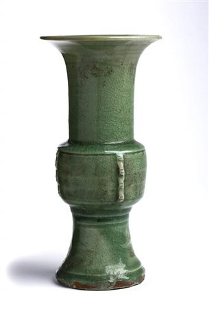 VASO IN CERAMICA DI LONGQUAN CON INVETRIATURA CÉLADON, ZUN<br>Cina, dinastia Ming