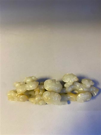 GRUPPO IN GIADA VERDE CHIARO CON FUNGHI LINGZHI<br>Cina, dinastia Qing, XIX secolo