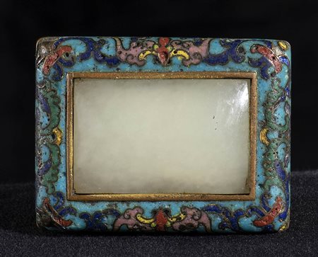 FIBBIA IN METALLO SMALTATO CLOISONNÉ E GIADA BIANCA<br>Cina, dinastia Ming, XVII secolo