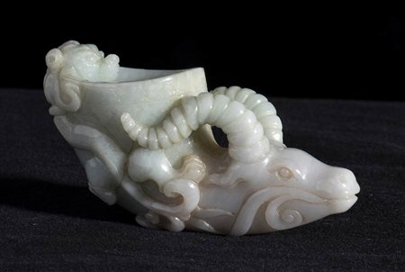 COPPETTA ZOOMORFA IN GIADEITE GRIGIO-VERDE E LAVANDA<br>Cina, XX secolo