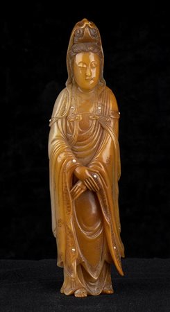 GUANYIN IN PIETRA SAPONARIA SHOUSHAN CON INSERTI DI PERLE<br>Cina, dinastia Qing