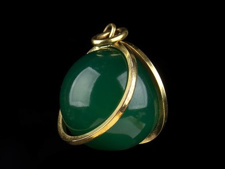 PENDENTE IN GIADEITE E ORO<br>Cina, XX secolo
