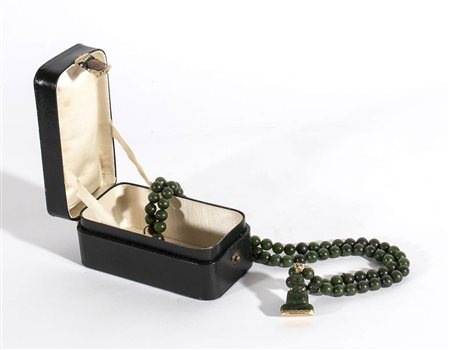 COLLANA CON BEADS DI GIADA VERDE SPINACIO CON PENDENTE<br>Cina, XX secolo