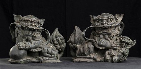 DUE SCULTURE DI LEONI BUDDHISTI IN METALLO<br>Cina, XIX-XX secolo