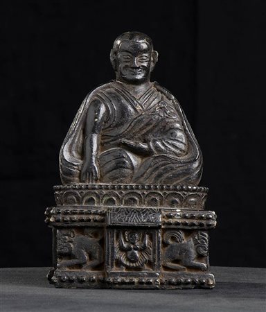 SCULTURA DI PHAGMO DRUPA DORJE GYALPO IN PIETRA LACCATA<br>Tibet, XVII secolo