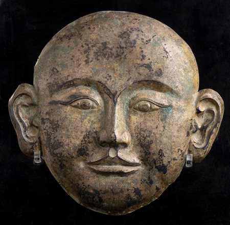MASCHERA FUNERARIA IN METALLO<br>Cina, stile della dinastia Liao