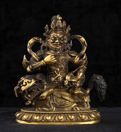 SCULTURA DI VAISHRAVANA IN BRONZO DORATO<br>Cina, dinastia Qing, XVIII-XIX secolo