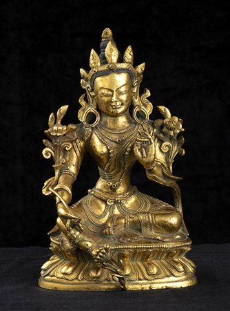 SCULTURA DI TARA VERDE IN BRONZO DORATO<br>Cina, dinastia Qing, XVIII-XIX secolo