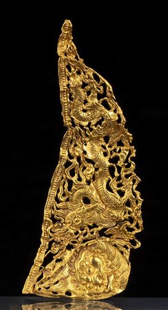 ORNAMENTO CON DRAGO E LEONE BUDDHISTA IN ORO<br>Cina, dinastia Ming