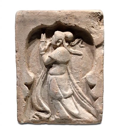 FORMELLA IN TERRACOTTA CON FIGURA FEMMINILE DI PROFILO<br>Cina, dinastia Jin